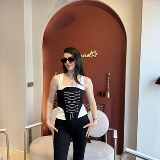 Beyaz atletli siyah korse
