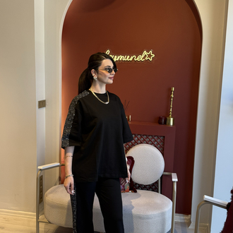 Siyah kenarları pullu yırtmaçlı eşofman takımı 