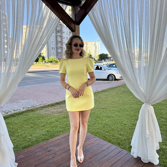 Sarı omzu vatkalı şortlu kısa elbise