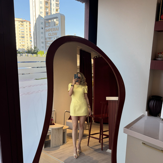 Sarı omzu vatkalı şortlu kısa elbise