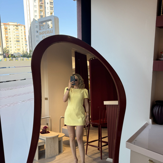 Sarı omzu vatkalı şortlu kısa elbise