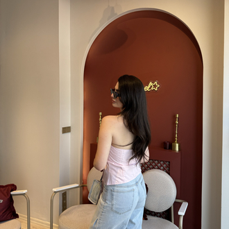 Pembe düğmeli sırtı açık gömlek