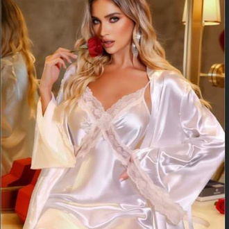 Beyaz gecelikli sabahlık set
