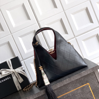 Chanel Mimari Detaylı V-Hobo Çanta