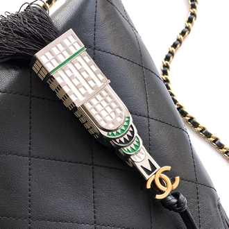 Chanel Mimari Detaylı V-Hobo Çanta