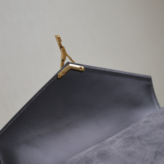YSL CASSANDRA MEDIUM TOP HANDLE BAG IN GRAIN DE POUDRE EMBOSSED LEATHER Çanta