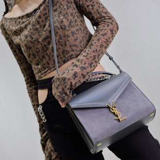 YSL CASSANDRA MEDIUM TOP HANDLE BAG IN GRAIN DE POUDRE EMBOSSED LEATHER Çanta