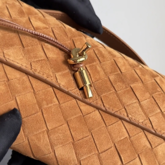 Bottega Veneta'nın Süet Intrecciato Knot Çanta