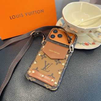 Louis Vuitton kart cepli çapraz askılı bir iPhone telefon kılıfı