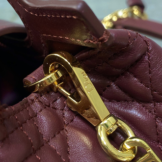 Zarafetin Mührü: Dior Vurgulu Kapitone Mini Çanta