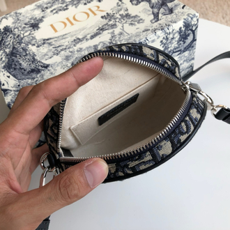 Yuvarlak monogramlı Dior mini çanta