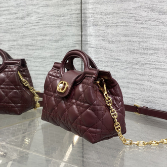 Zarafetin Mührü: Dior Vurgulu Kapitone Mini Çanta