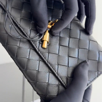 Bottega Veneta'nın Intrecciato Düğüm Detaylı Askılı Çanta