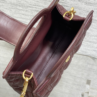 Zarafetin Mührü: Dior Vurgulu Kapitone Mini Çanta