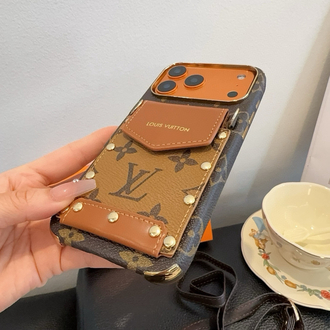 Louis Vuitton kart cepli çapraz askılı bir iPhone telefon kılıfı