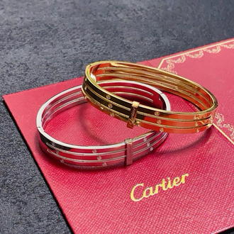 Ürün ismi: Üç Katlı Tasarım Detaylı Cartier Bileklik