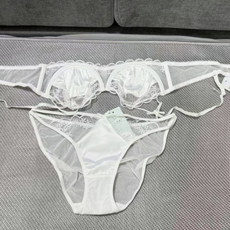 Ürün ismi : Saf Zarafet: Beyaz İpek ve Dantel Lingerie Seti