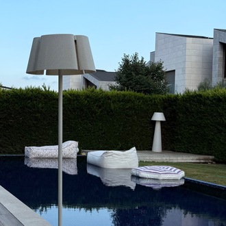 Olii Solar Outdoor Floor Lamp