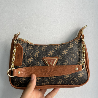 GUESS Monogram Omuz Çantası – Kahverengi