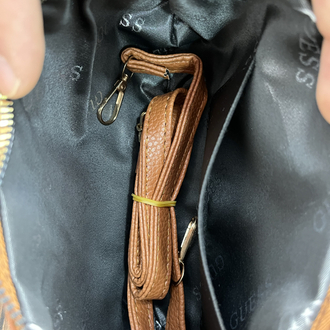 GUESS Monogram Omuz Çantası – Kahverengi
