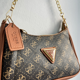 GUESS Monogram Omuz Çantası – Kahverengi