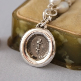 Georgian Fob Mühürden Sadak & Ok Motifli Gümüş Kolye