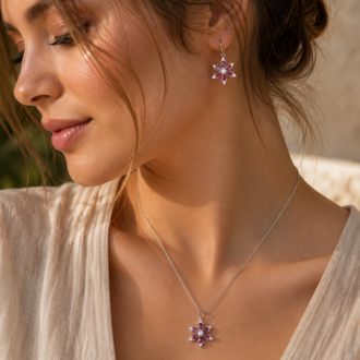 LOUFREN — Mor Çiçek Motifli Gümüş Renk Kolye & Küpe Seti