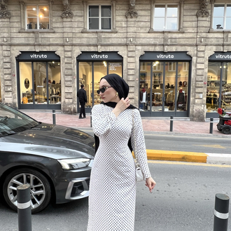 Beyaz puantiye elbise