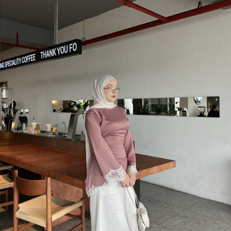 Gül rengi dantelli bluz