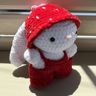Amigurumi çilek şapkalı ve tulumlu tavşan