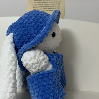 Amigurumi mavi tulumlu tavşan