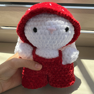 Amigurumi çilek şapkalı ve tulumlu tavşan