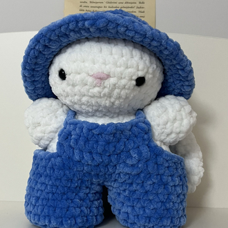 Amigurumi mavi tulumlu tavşan