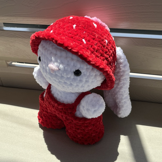 Amigurumi çilek şapkalı ve tulumlu tavşan