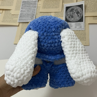 Amigurumi mavi tulumlu tavşan