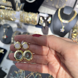 Sallantılı renkli taşlı küpe
