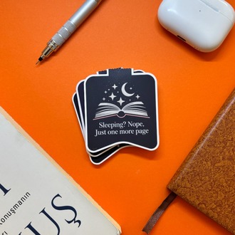 Kitap Ayracı (Mıknatıslı) – “Just One More Page” Mat Laminasyon, Dayanıklı Tasarım