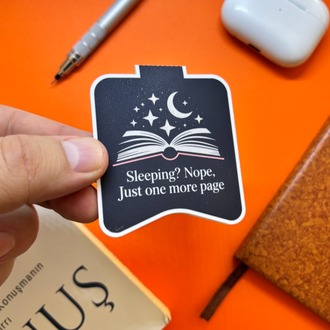 Kitap Ayracı (Mıknatıslı) – “Just One More Page” Mat Laminasyon, Dayanıklı Tasarım