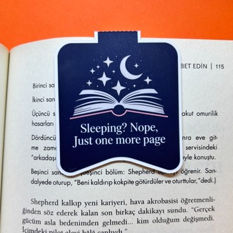Kitap Ayracı (Mıknatıslı) – “Just One More Page” Mat Laminasyon, Dayanıklı Tasarım