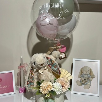 Kişiselleştirilmiş Krem Tavşan ve Çiçek Kutusu Balon Konsep