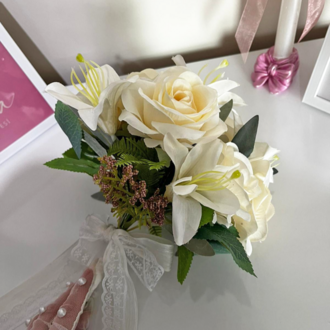 Ivy White Gül ve Lilyum Gelin Buketi