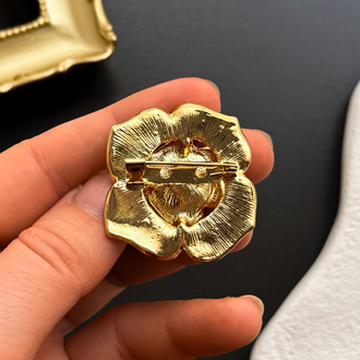 ‘ROSE’ İncili ve Kristal Taşlı Zarif Çiçek Tasarımlı Gold Broş | Şık Yaka İğnesi