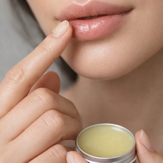 Dudaklar için krem-balsam – | Kakao Yağı ve Altın Otu