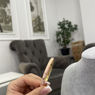 Pembe işlemeli kelepçe