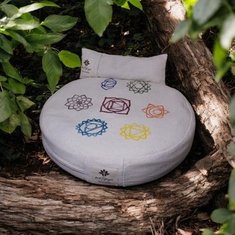 Sattva Meditasyon Minderi ve Göz Yastığı | 7 Çakra Ahşap Baskılı & Organik Boya
