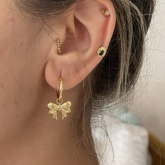 Kurdele Charm Detaylı Mini Halka Küpe