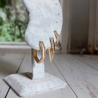 Üçgen Detaylı Gold Üçlü Küpe Seti