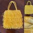 Sarı raffia püsküllü omuz çantası.