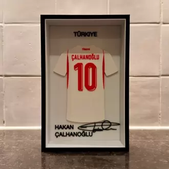 Hakan Çalhanoğlu Forma Çerçevesi