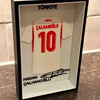 Hakan Çalhanoğlu Forma Çerçevesi